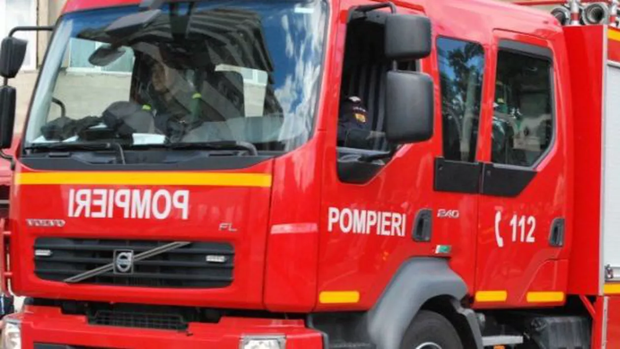 Un bărbat, găsit fără suflare într-o locuință din Alba Iulia. Pompierii au intervenit pentru a pătrunde în imobil