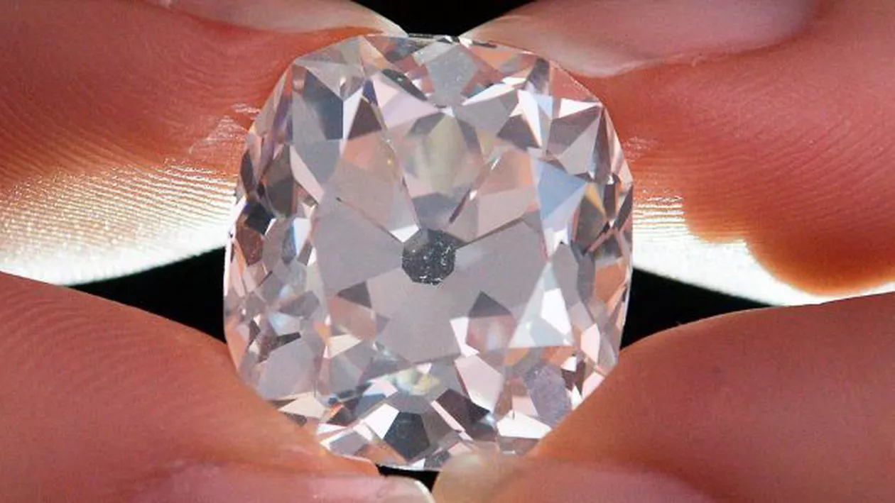 Un inel cumpărat cu 10 £ din bazar s-a vândut cu peste jumătate de milion de lire sterline