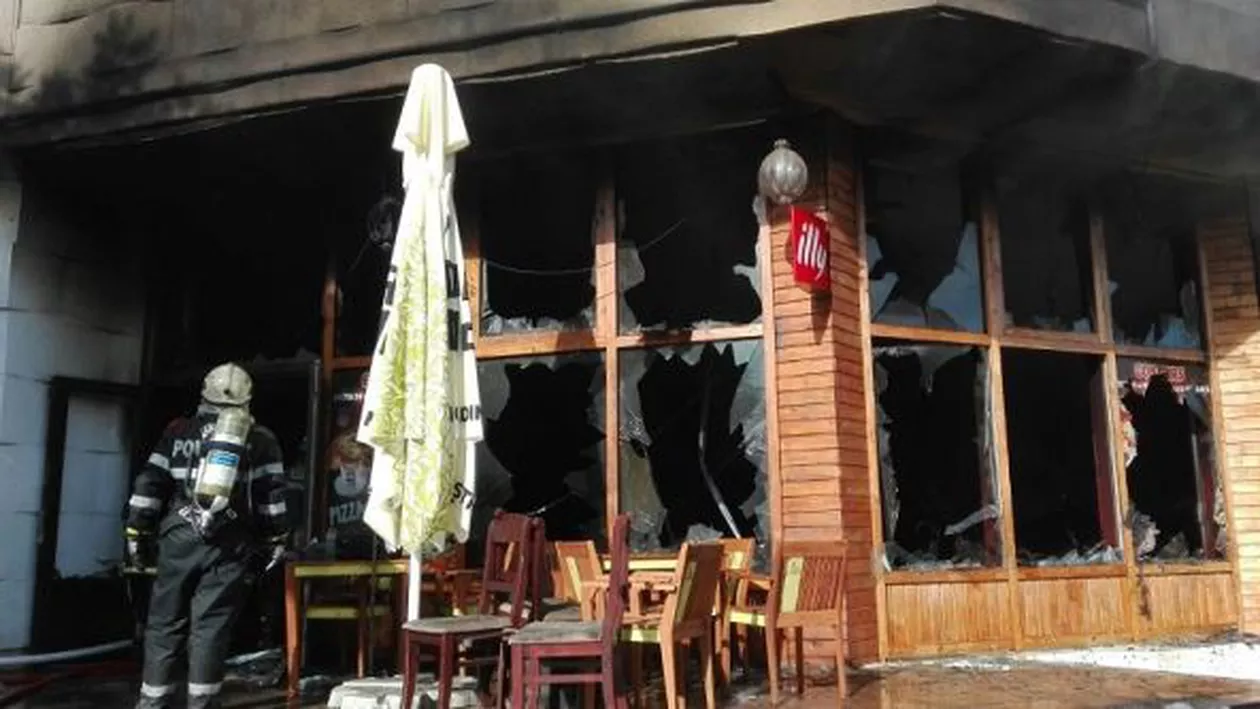Incendiu PUTERNIC într-un restaurant de la parterul unui bloc din Târgu Mureş. Locatarii, EVACUAȚI din cauza fumului gros (VIDEO)