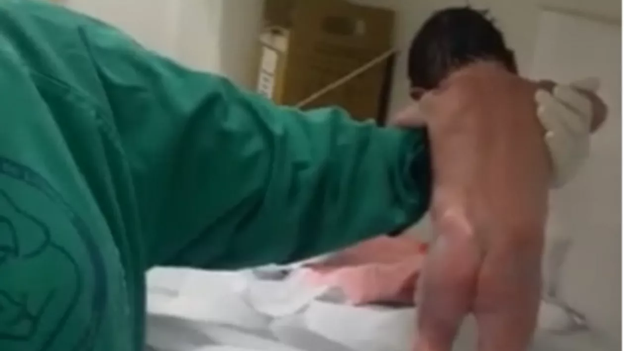 Cel mai GRĂBIT bebeluș: A încercat să meargă imediat după ce a fost născut! (VIDEO)