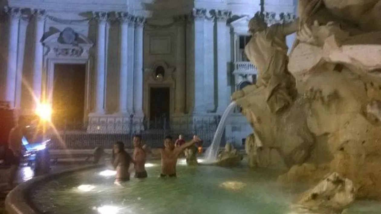 Amenzi pentru TURIȘTII care merg în Italia! Vor PLĂTI 240 de euro cei care se vor răcori în fântânile din Roma
