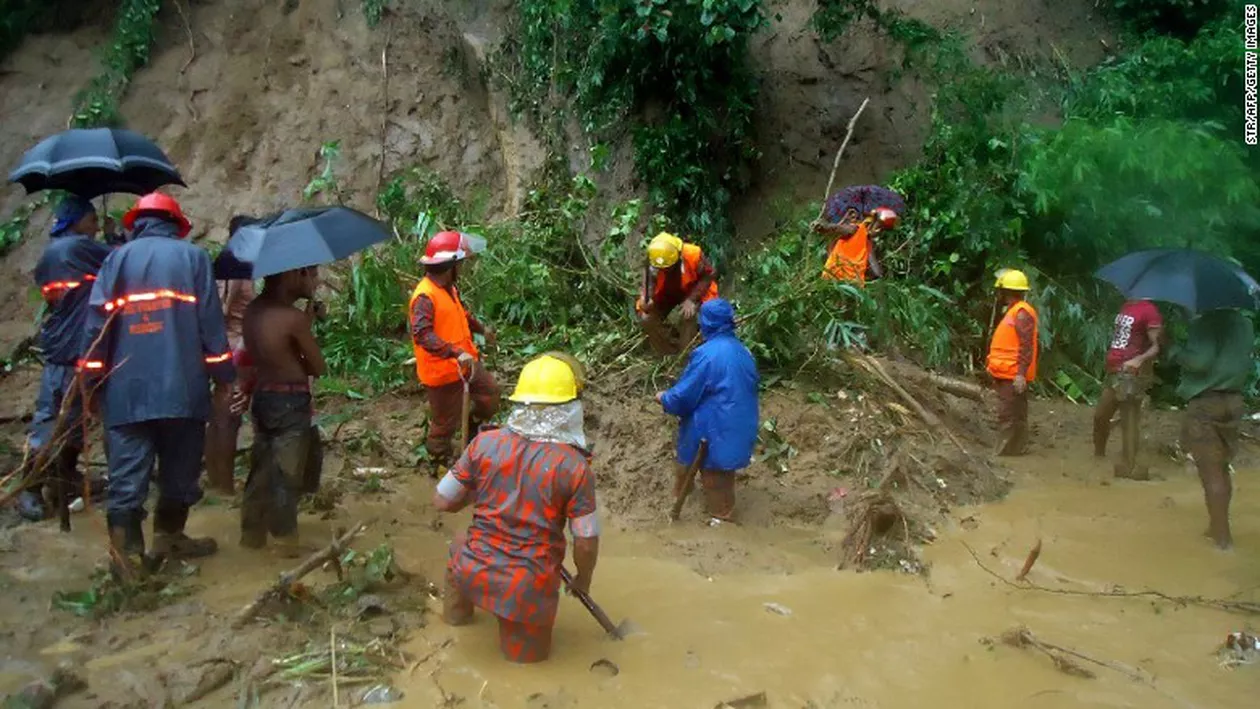 Peste 134 de persoane au murit din cauza unor alunecări de teren în Bangladesh cauzate de ploi torențiale (FOTO)