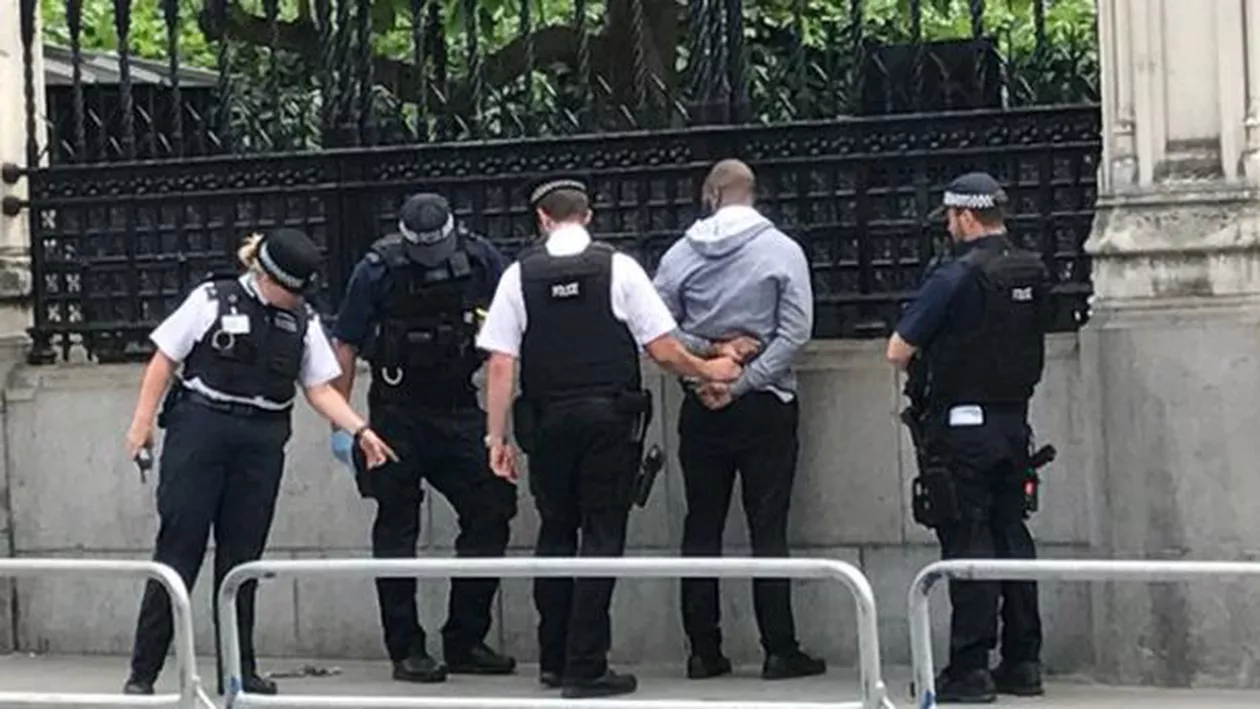 Alertă la Parlamentul britanic: Polițiștii au fost nevoiți să folosească armele din dotare pentru a aresta un bărbat (FOTO)