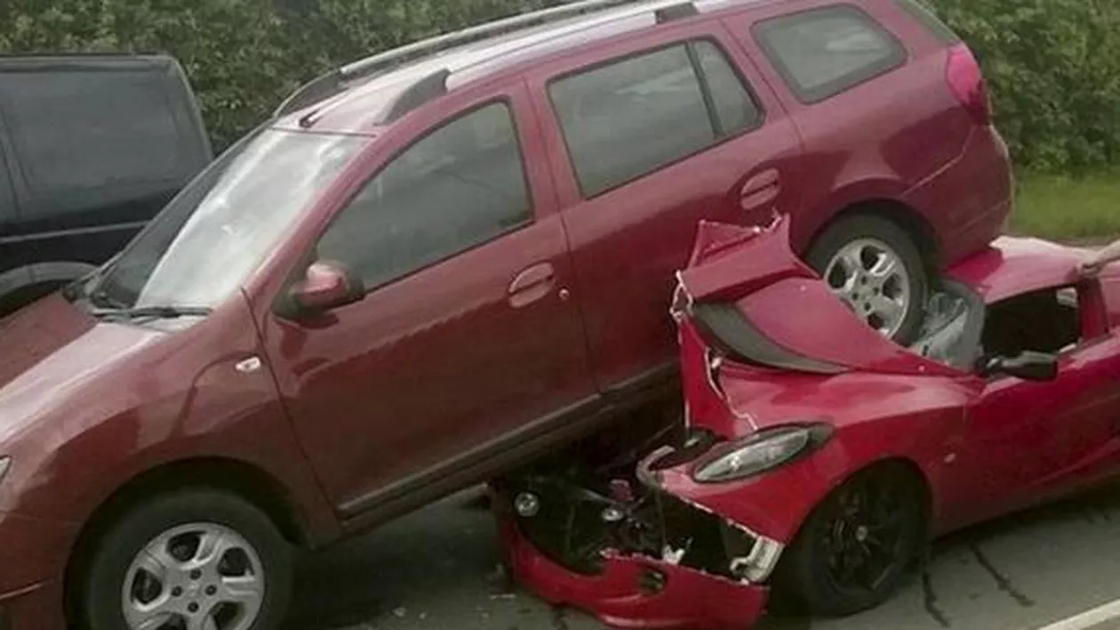 Un bolid de 50.000 de euro, DISTRUS după un impact cu o Dacia Logan, într-un accident rutier (FOTO)