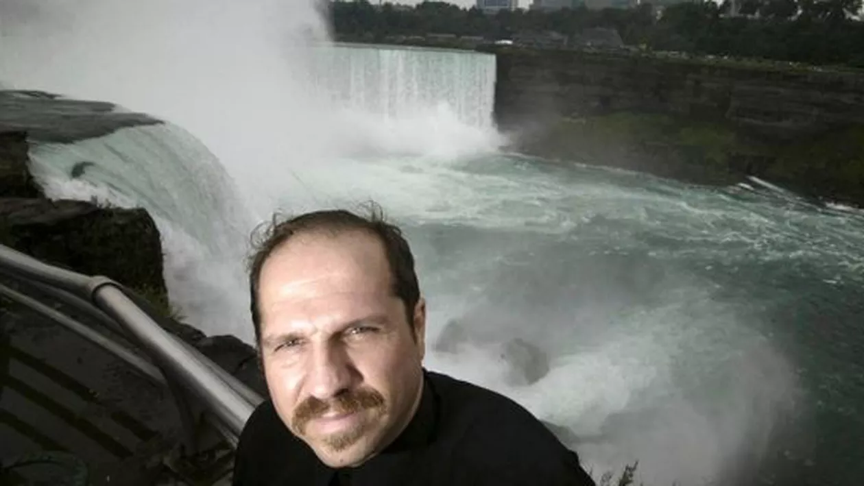 Omul care a supraviețuit istoricei plonjări în Cascada Niagara a murit când a încercat pentru a doua oară