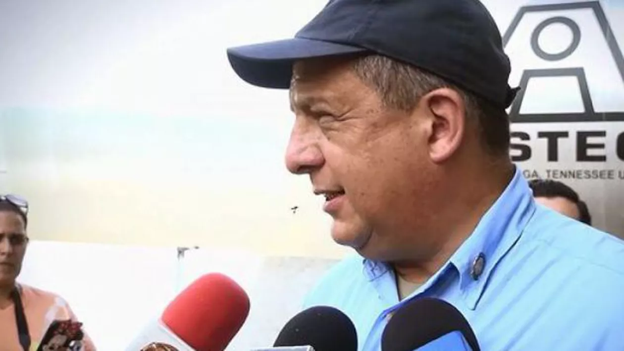 Președintele din Costa Rica a înghițit o viespe în timp ce vorbea cu jurnaliștii (VIDEO)