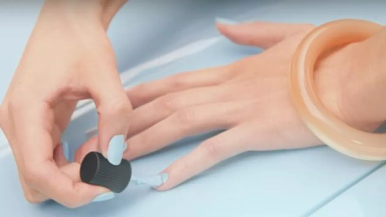 Renault a îmbinat moda cu utilitatea: Iată o metodă inedită pentru a acoperi zgârieturile de pe mașini (VIDEO)