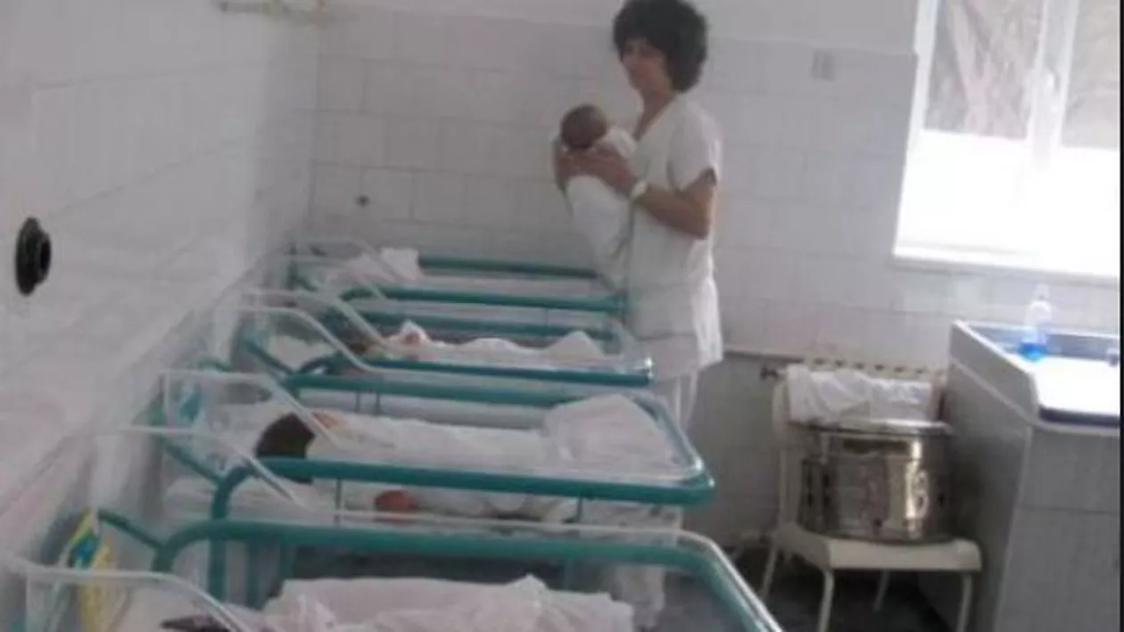 Situație absurdă la un spital în Craiova: Un bebeluș a fost trimis singur acasă! Medicii au uitat să-i externeze mama