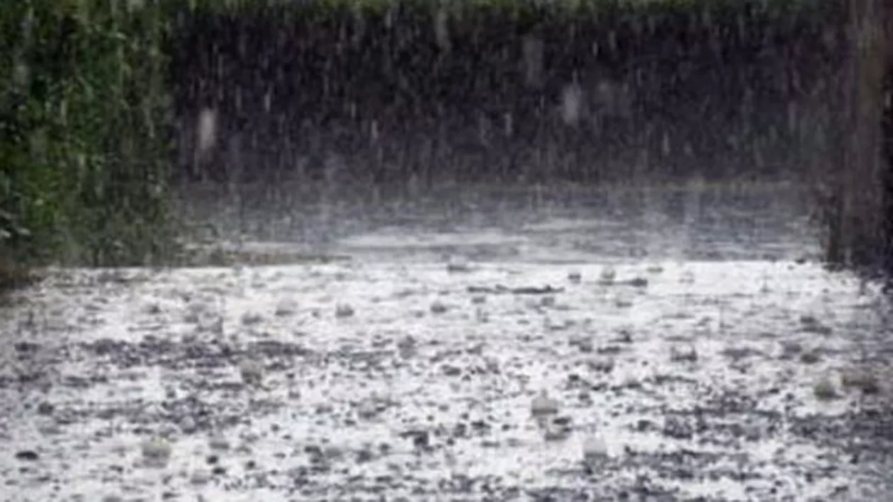 O ploaie torențială a inundat străzile din Piatra Neamț. Nord-Estul țării, sub cod galben și portocaliu de furtună (VIDEO)