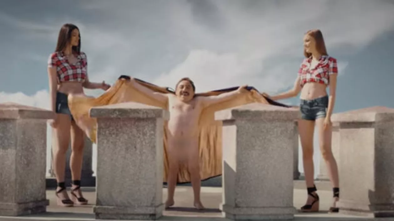 Autoritățile se bâlbâie după reclama controversată de la Turnul Chindiei! Directorul Curții Domnești: „Nimeni nu a umblat dezbrăcat!” / Figuranții îl contrazic: „Minte!” (VIDEO)