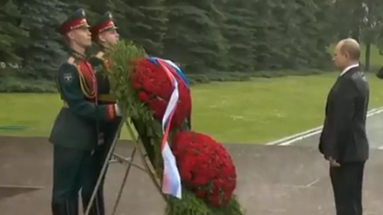 Ploaie torențială la Moscova, Vladimir Putin rezistă: Imagini virale cu președintele rus, ud din cap până în picioare (VIDEO)