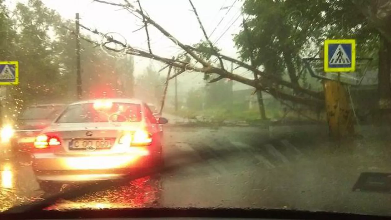 Chișinău: Furtună VIOLENTĂ abătută asupra capitalei Moldovei (VIDEO, FOTO)