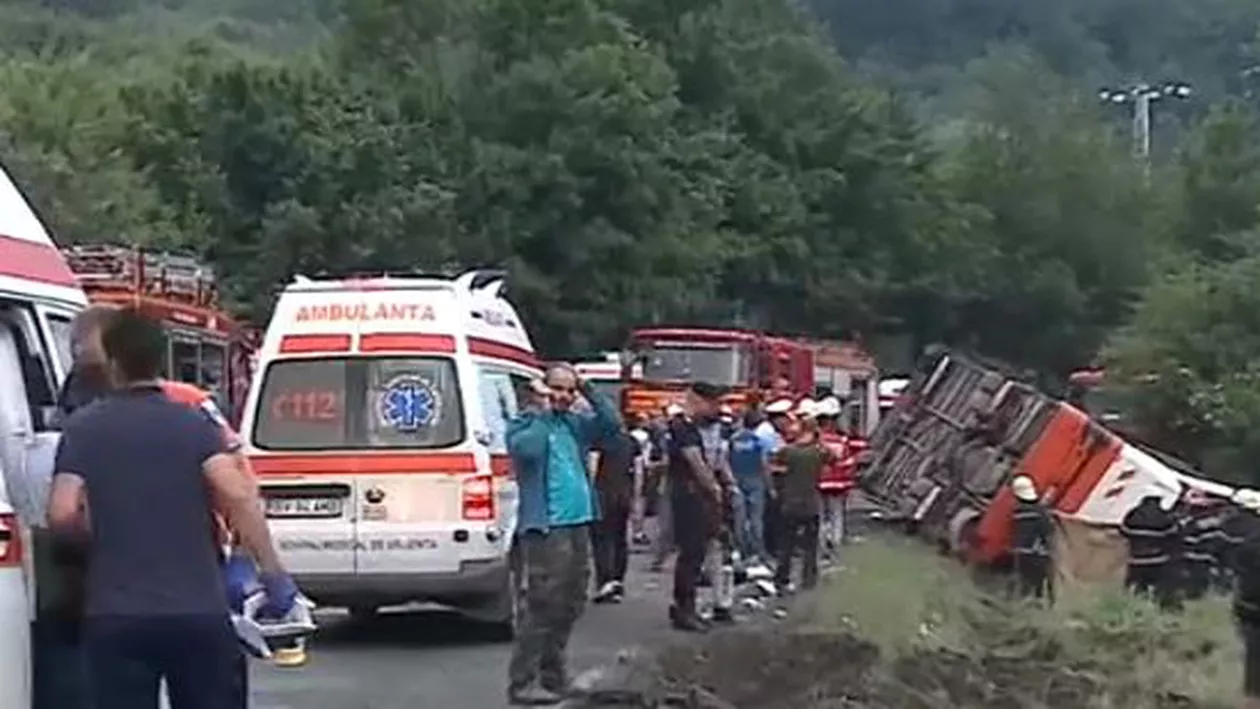 Un autocar cu 37 de persoane S-A RĂSTURNAT în Brașov. Cod ROȘU de intervenție (VIDEO)