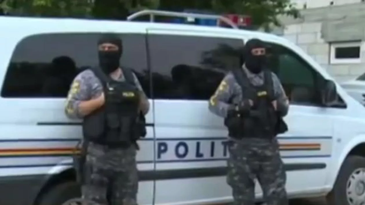 Mascații l-au lăsat fără lei: Bărbat, prins că deținea ilegal animale sălbatice (VIDEO)