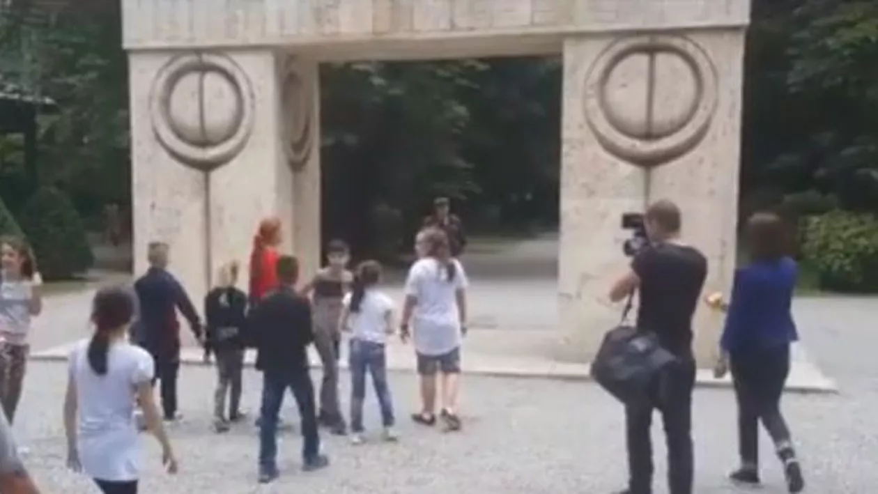 Excursie eșuată pentru 50 de copii: Au ajuns la Poarta Sărutului, dar imediat au făcut cale întoarsă (VIDEO)