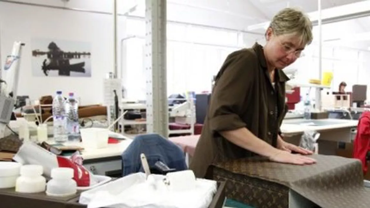 Celebrii pantofi Louis Vuitton, fabricați în România şi vânduți ca fiind „Made in Italy”! Salariile MIZERE cu care sunt plătiți muncitorii