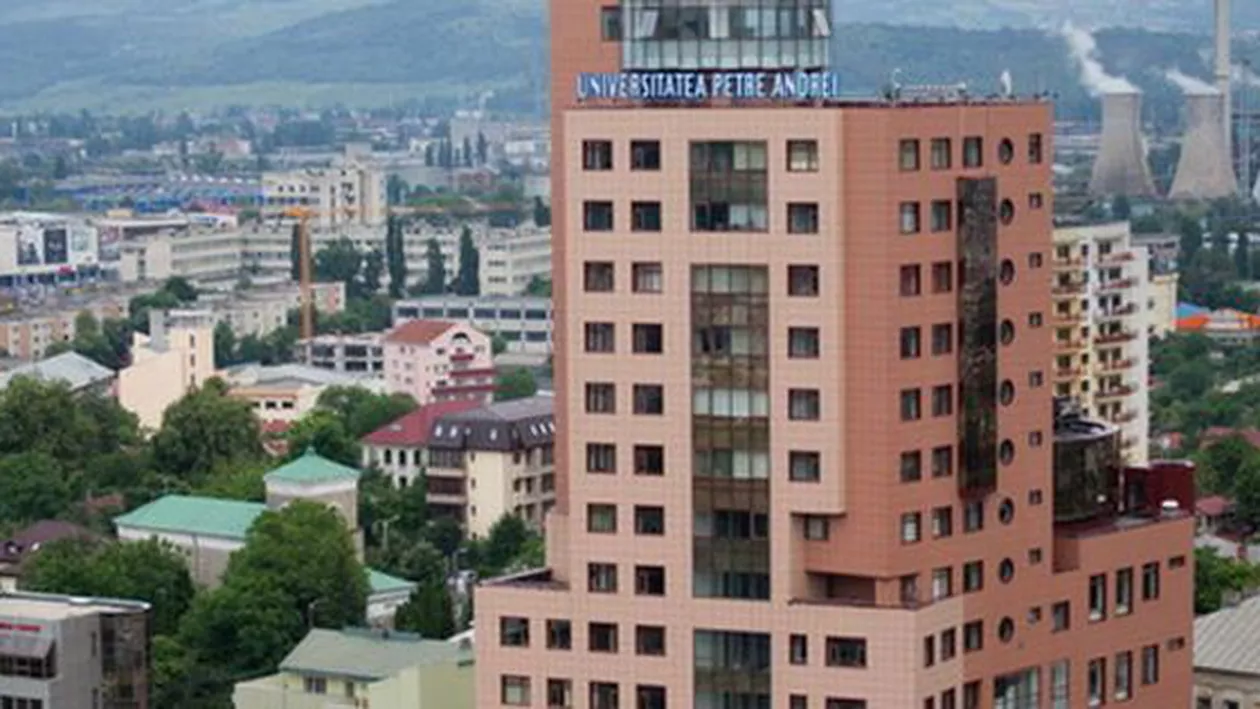 Fiscul execută o universitate pentru datorii de 20 de milioane de lei. Vinde pupitrele studenților, cărți și dicționare