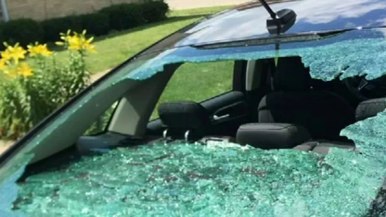 Un bărbat a distrus 15 mașini cu un topor. Modul uimitor în care polițiștii l-au prins pe atacator