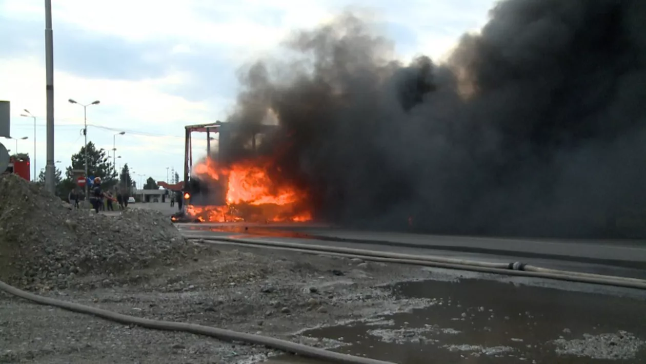 Un camion a luat foc pe autostradă