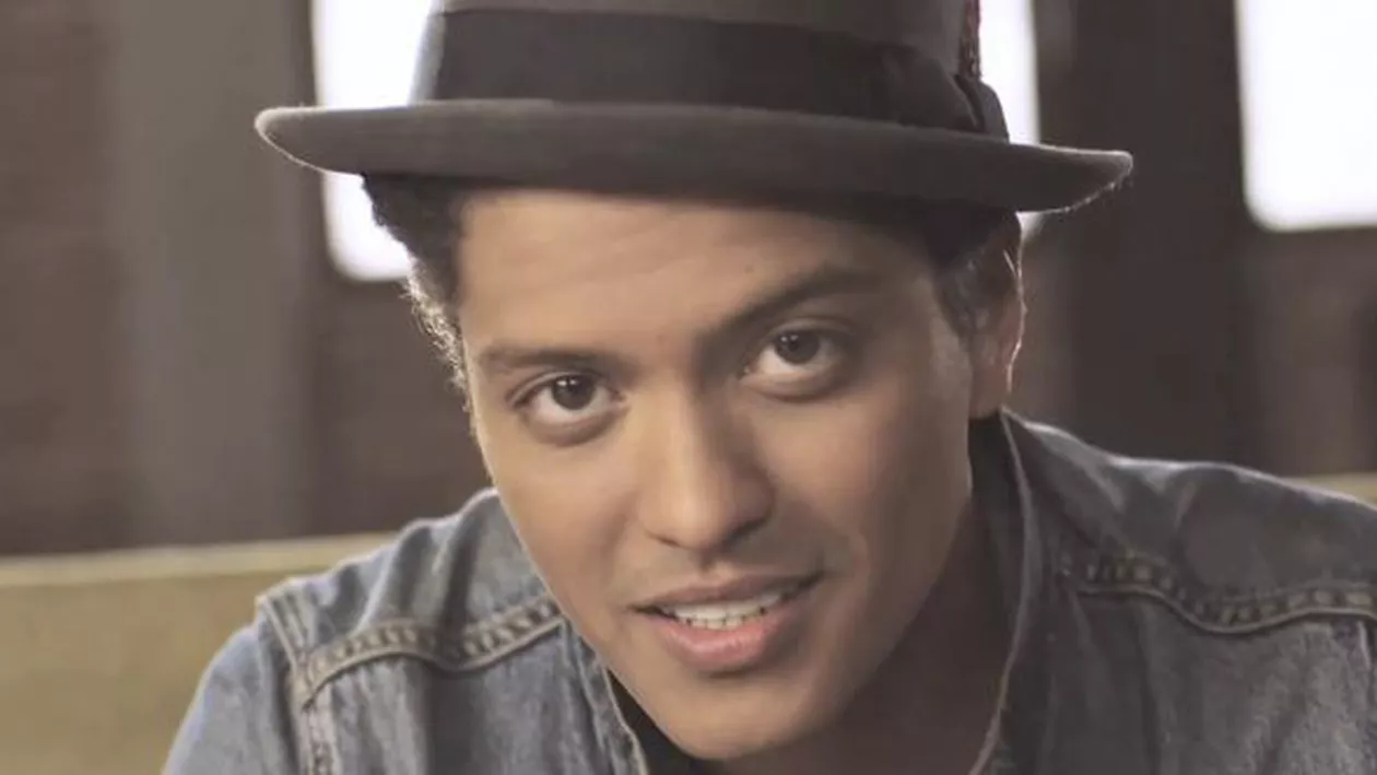 Bruno Mars, protagonistul unui moment jenant! Artistul a adormit la un eveniment muzical important (VIDEO)