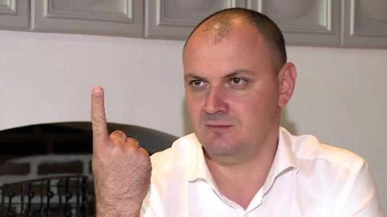 Noi imagini cu Sebastian Ghiță: Pus sub mandat de arestare, stă la soare într-un hotel de lux (FOTO)
