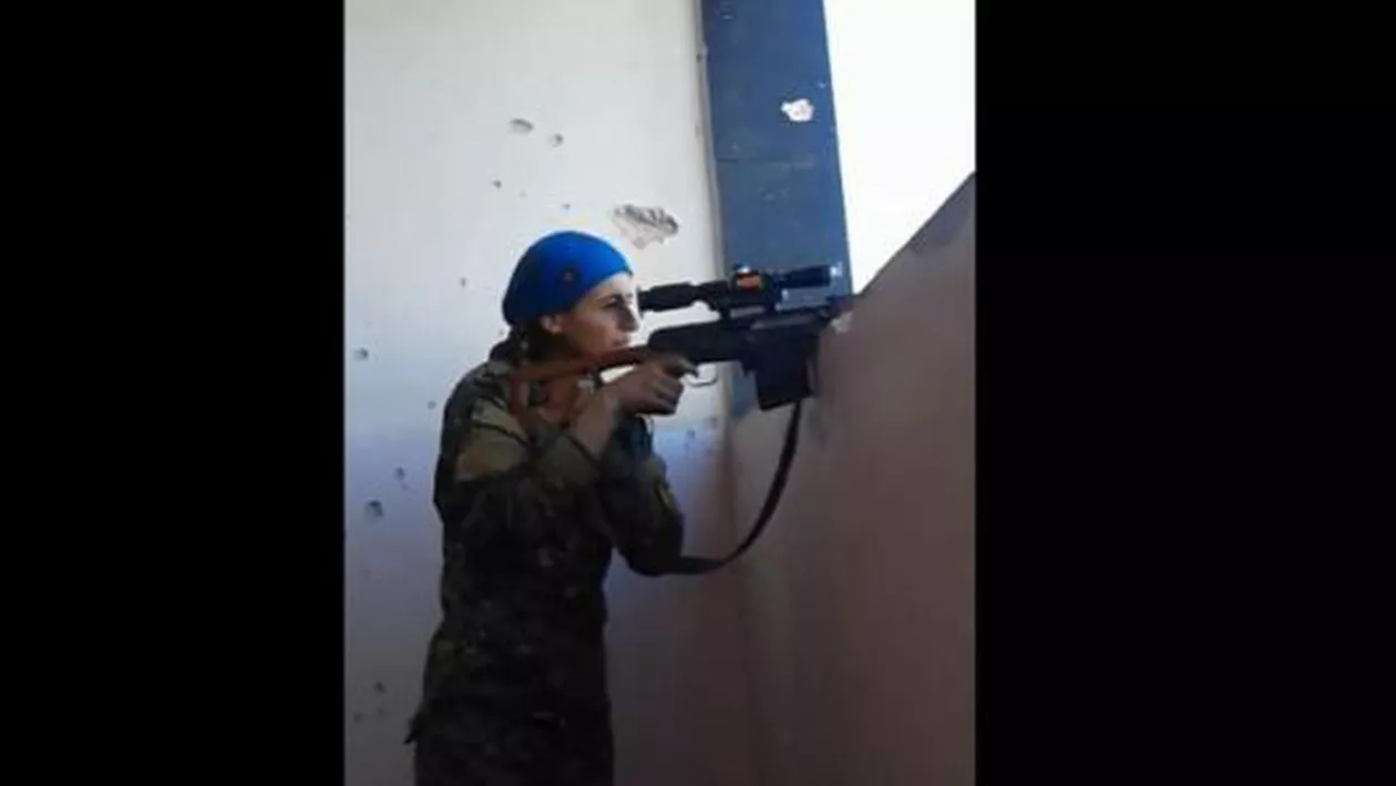 Imagini înfiorătoare! O tânără lunetistă, la un pas să-și piardă viața după ce un glonț i-a trecut pe lângă cap (VIDEO)