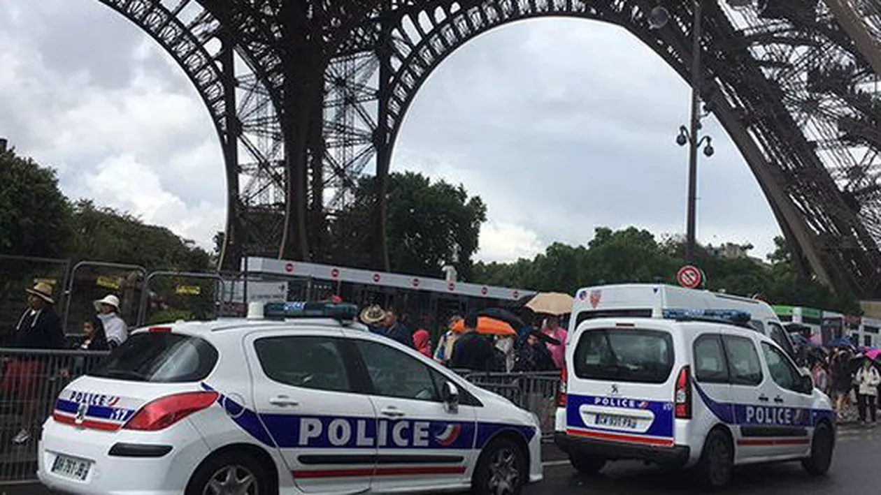 Alertă cu bombă la Turnul Eiffel din cauza unui pachet suspect (FOTO)