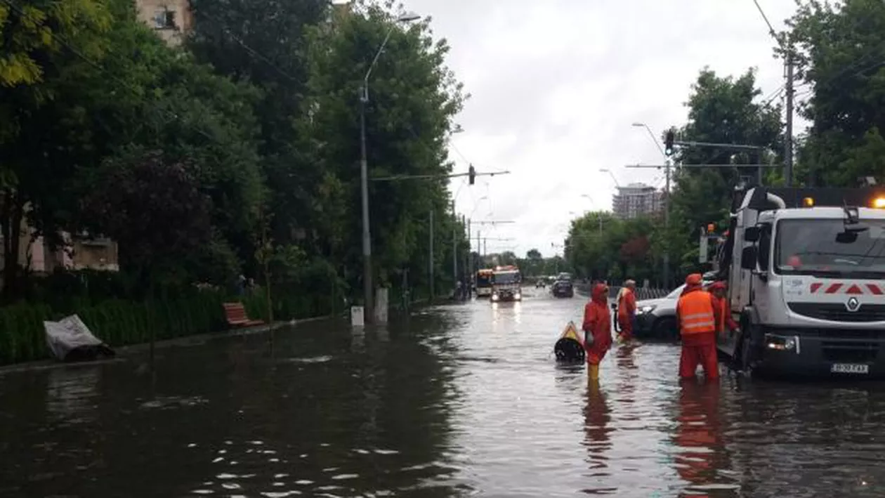 Toate acumulările de apă de pe străzile Capitalei au fost soluționate în câteva ore (FOTO,VIDEO)