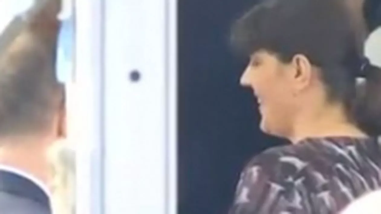 Pe cine DECAPITEAZĂ Kovesi? Gest CONTROVERSAT la recepția de Ziua Americii (VIDEO)