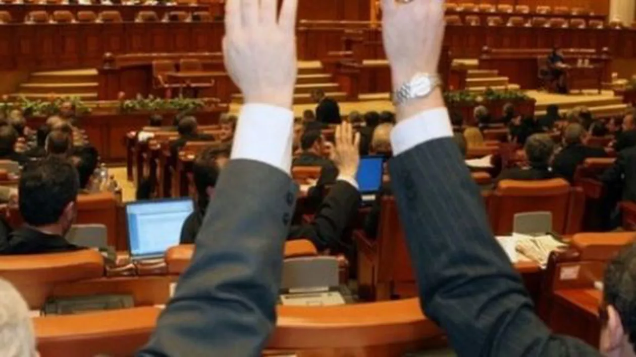 ”Un pumn în gură dat ziariștilor”: Legea defăimării, inițiată de Liviu Dragnea, a primit aviz favorabil în Comisia juridică