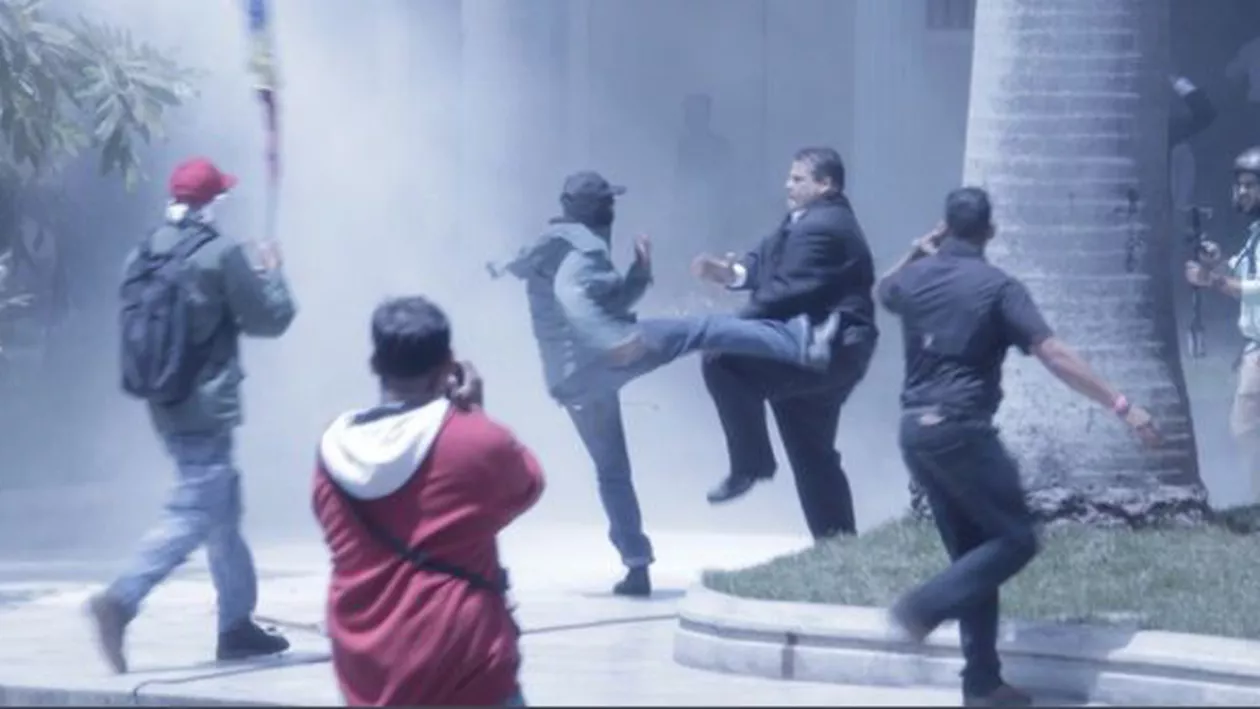HAOS în Venezuela: Susținătorii președintelui au pătruns în Parlament! Cel puțin 3 deputați, răniți (VIDEO-FOTO)