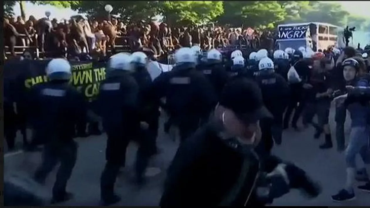 PROTEST VIOLENT în Hamburg față de Summitului G20 (VIDEO-FOTO)