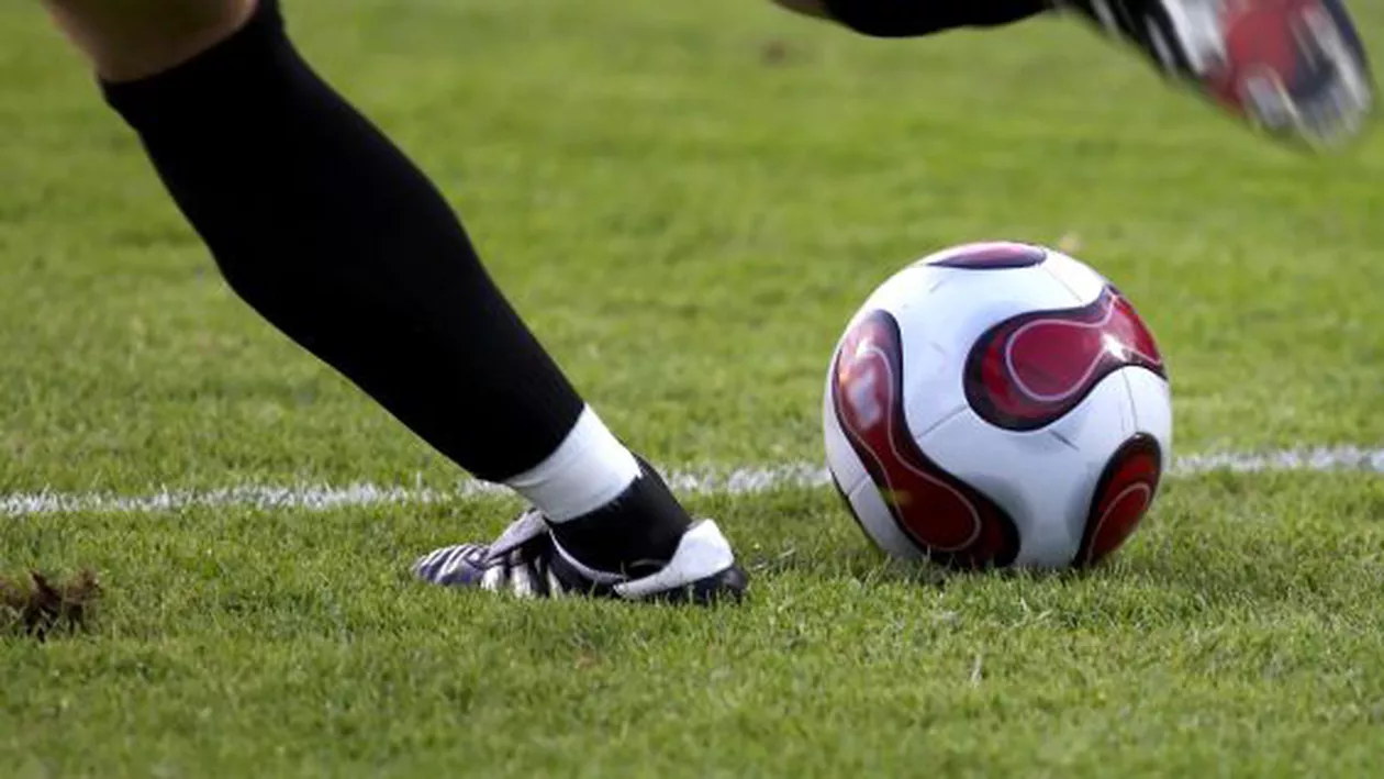 Meci de fotbal întrerupt! Un jucător a intrat în stop cardiac