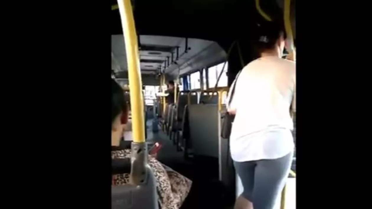 PANICĂ în autobuz: Mijlocul de transport S-A RUPT în două, ÎN MERS (VIDEO)