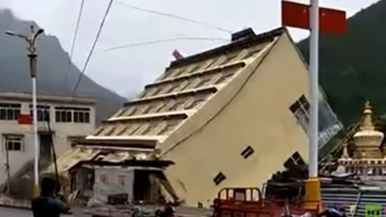 A plouat până s-a DEMOLAT: O clădire de 5 etaje, PRĂBUȘITĂ din cauza averselor (VIDEO)