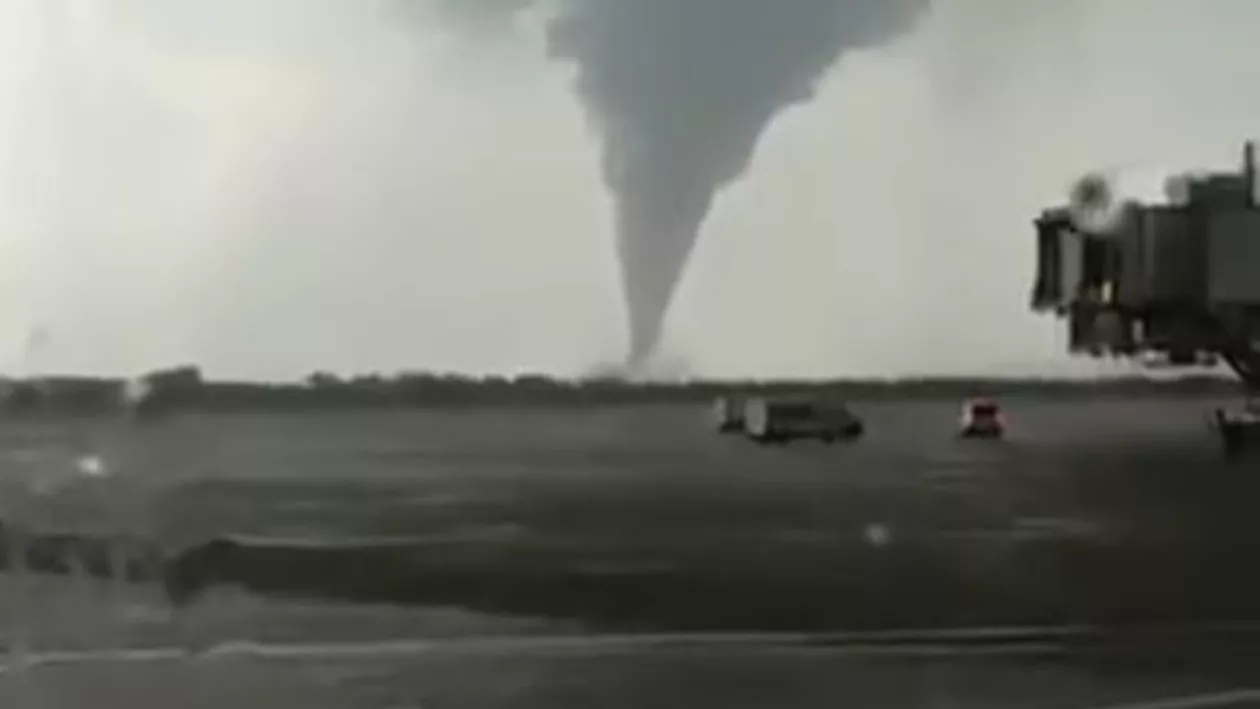 TORNADĂ în apropiere de AEROPORT. Capitala, lovită de o FURTUNĂ VIOLENTĂ (VIDEO)