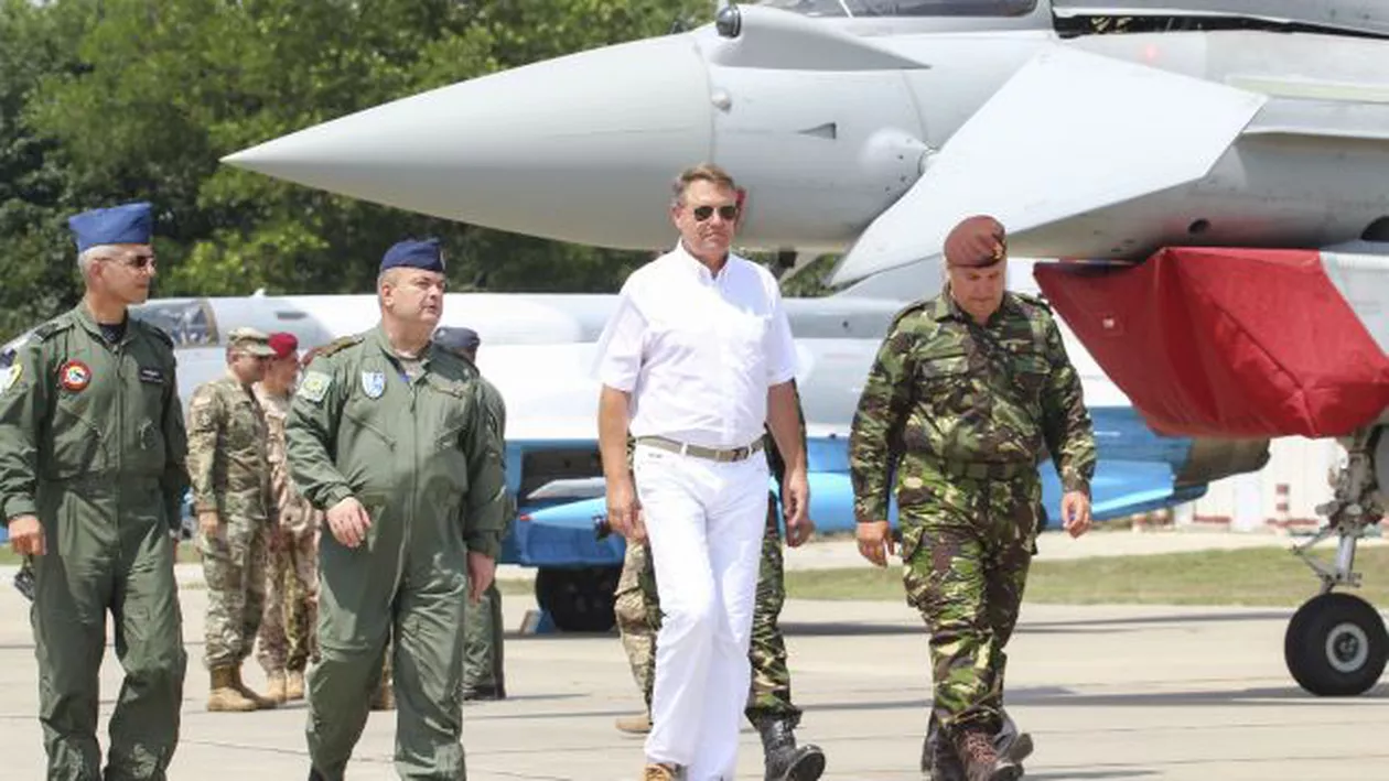 Ținuta CONTROVERSATĂ purtată de Iohannis la Baza Kogălniceanu (FOTO, VIDEO)