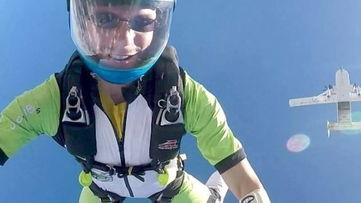 Un parașutist i-a transmis soției că va sări din avion fără să-și deschidă parașuta! Ce a făcut femeia (FOTO, VIDEO)