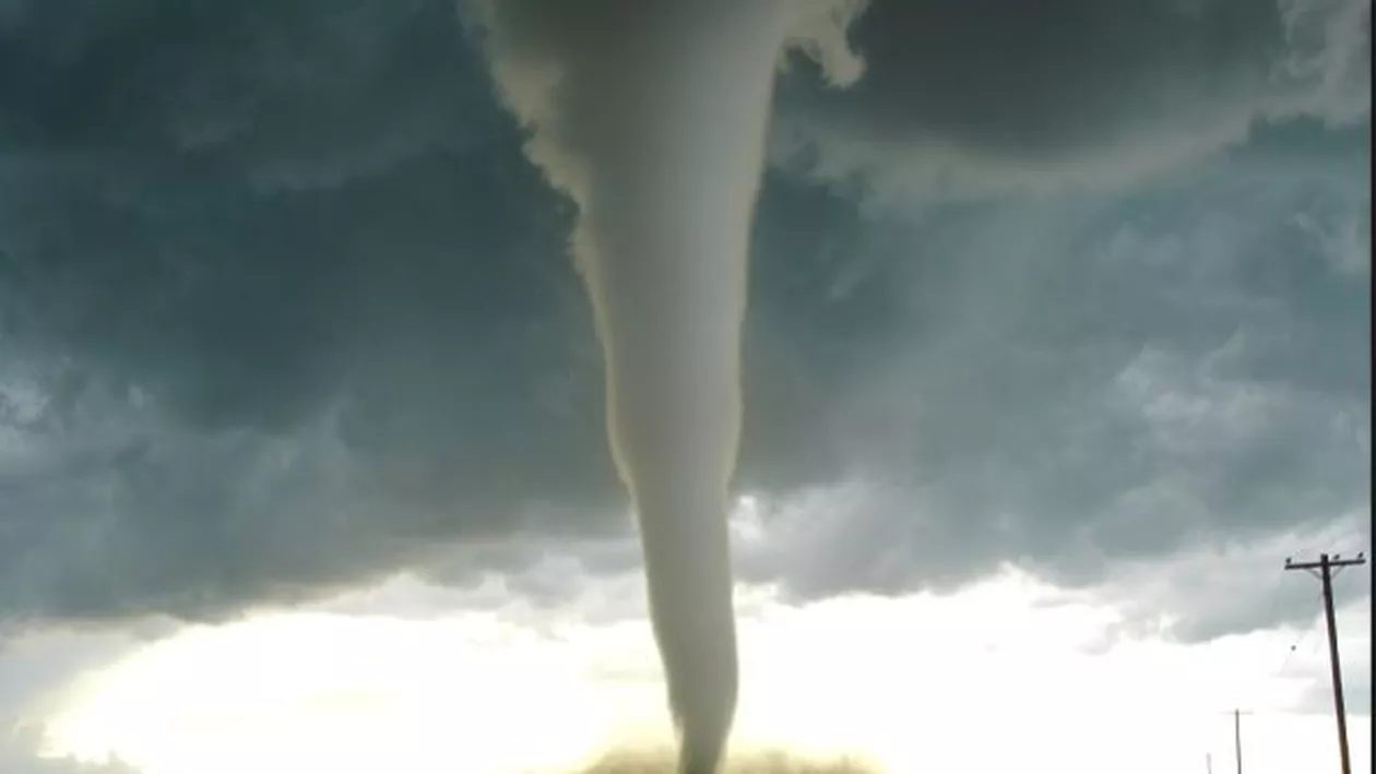 CATASTROFĂ în Italia: 10 persoane rănite după ce O TORNADĂ a lovit o plajă (FOTO)