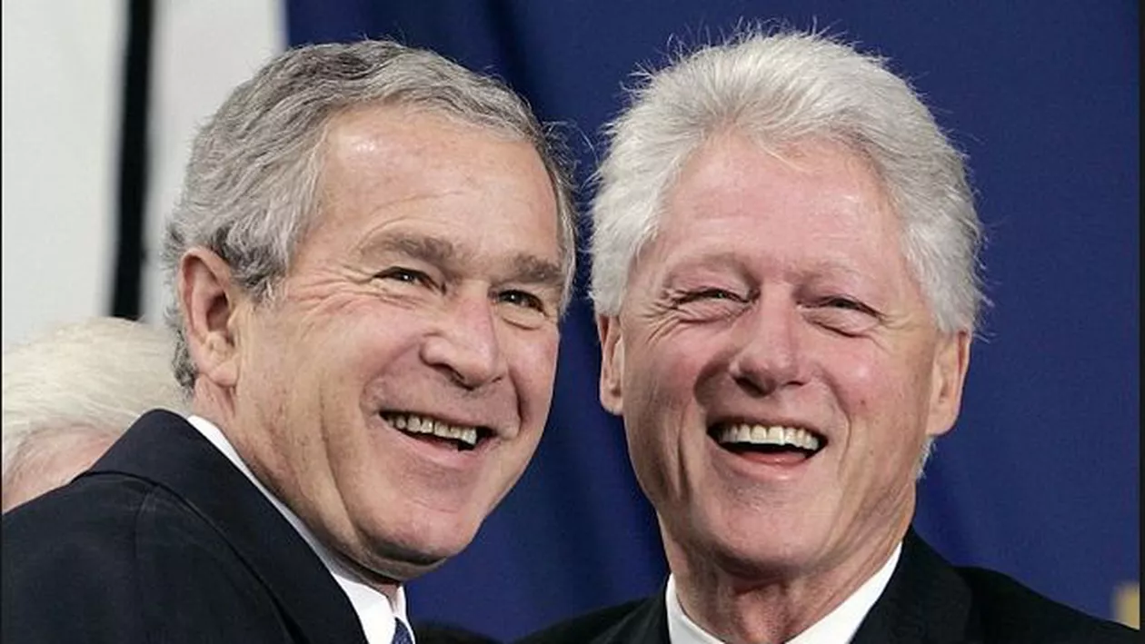 Poza care a încins internetul: Bill Clinton s-a ascuns după Bush (FOTO)