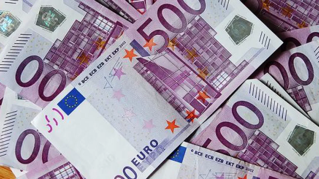 Un copil de 13 ani a împărțit trecătorilor de pe stradă sume de mii de euro