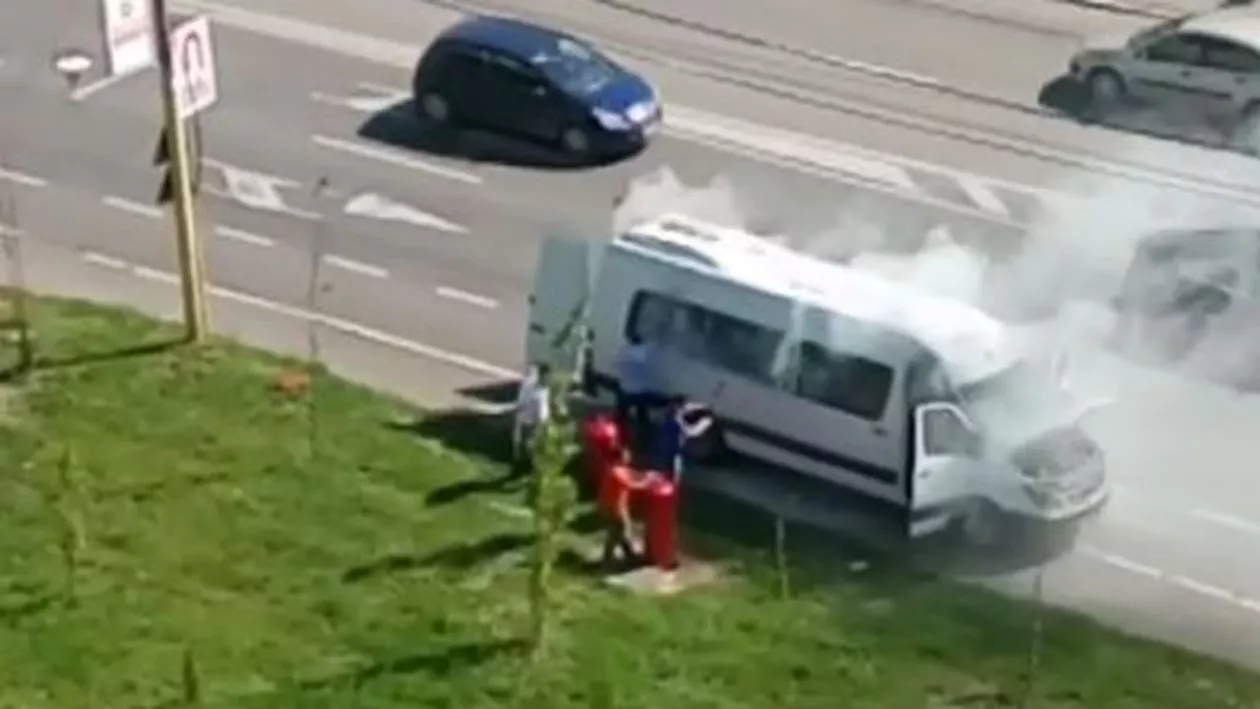 Accident puternic în județul Cluj: Un microbuz luat foc după ce s-a ciocnit de un autoturism