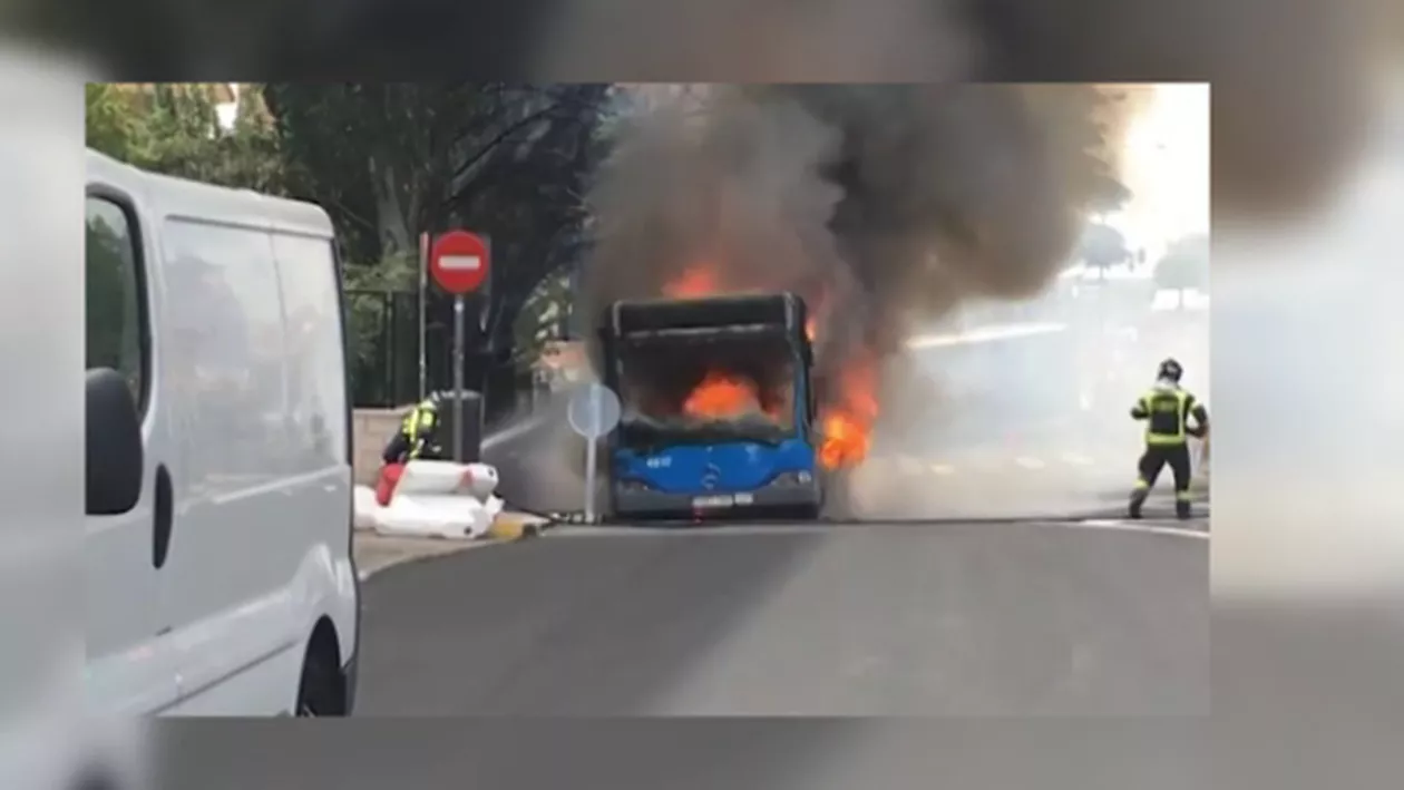 Un autobuz a luat FOC în mers și s-a făcut scrum. Ce s-a întâmplat cu pasagerii (FOTO)