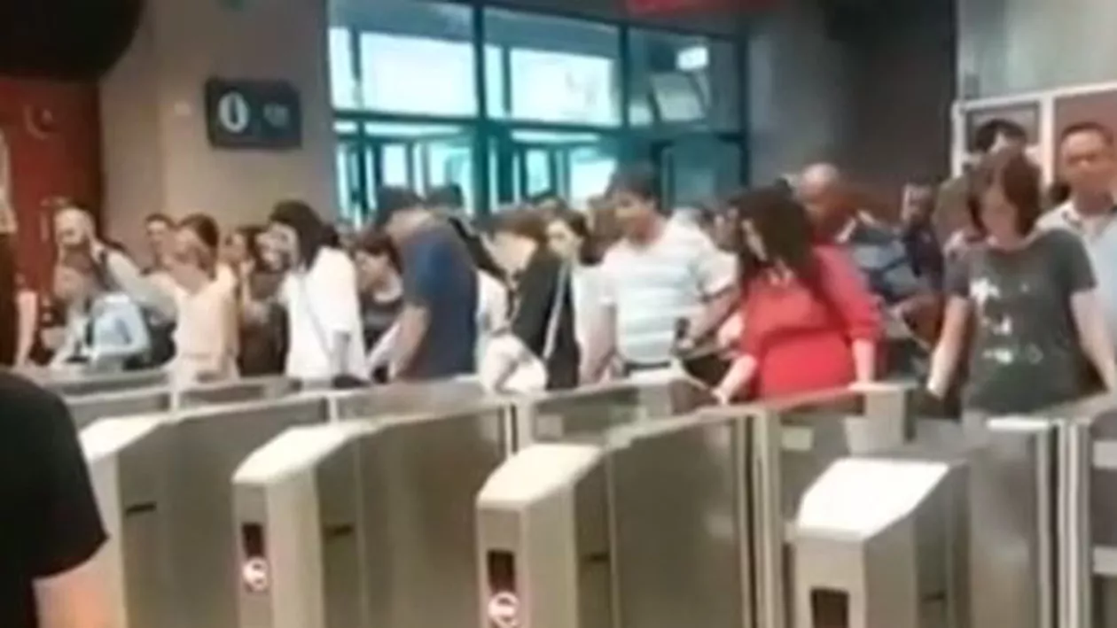 Haos la stația de metrou Pipera: Cozi uriașe la intrare după ce oameni nu au știut să folosească noii turnicheți (VIDEO)