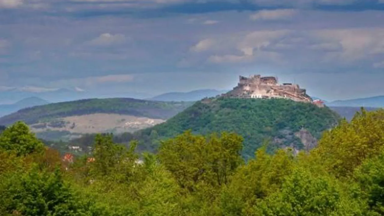 Aproximativ 14 turiști au rămas blocați în telecabină la Cetatea Deva