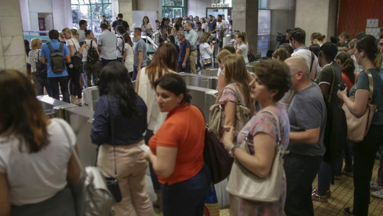 Aglomerație pentru a doua zi consecutivă la stația de metrou Pipera (FOTO)