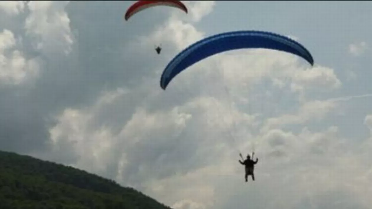 Un tânăr s-a prăbuşit cu parapanta în Retezat