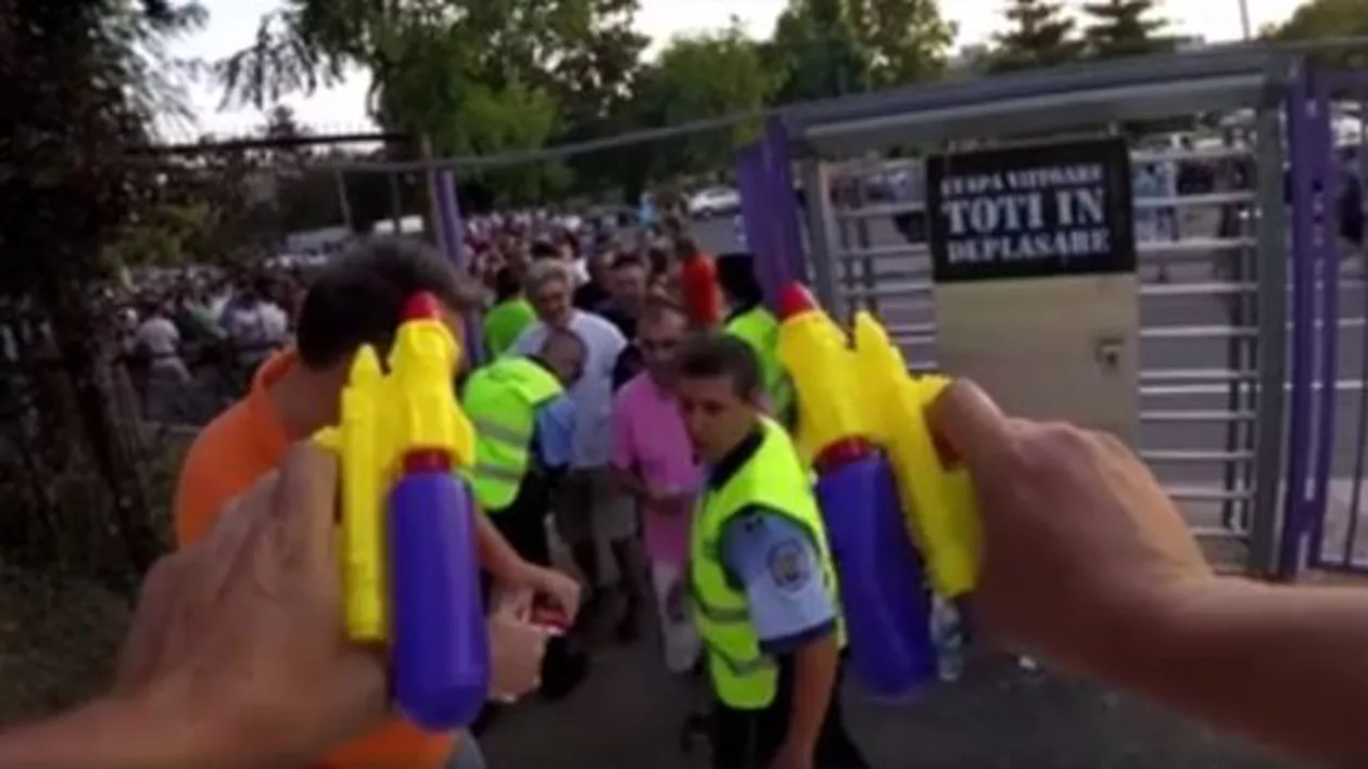 Pe stadion, cu DOUĂ PISTOALE, pentru a testa vigilența polițiștilor: Ce a URMAT  (VIDEO)