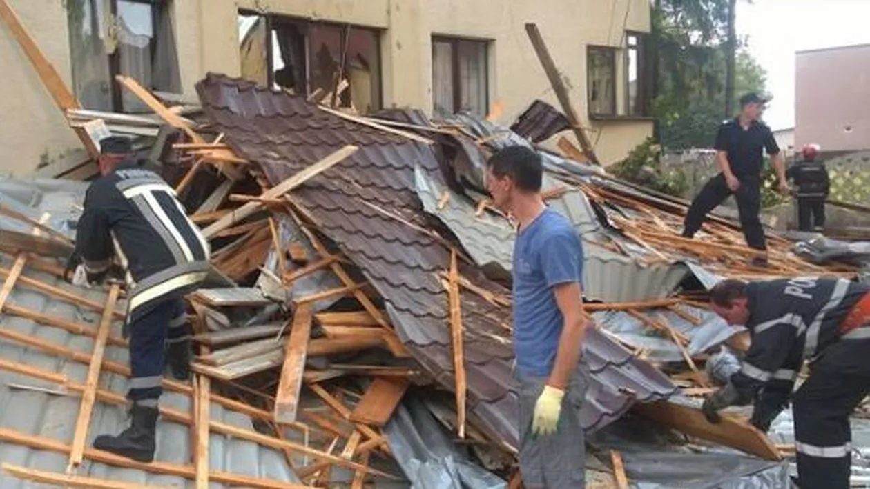 PRĂPĂD în Caraș-Severin: Acoperișuri luate pe sus și copaci smulși din rădăcini!