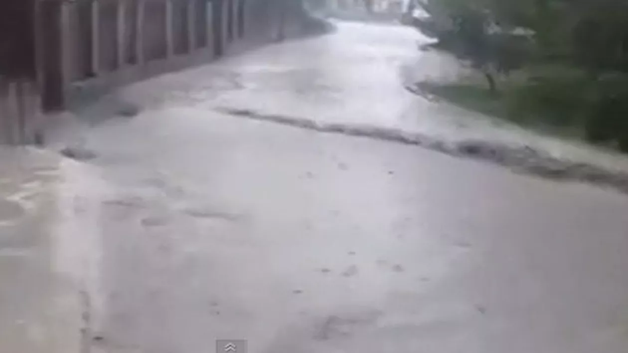 Vreme EXTREMĂ! Ploi TORENȚIALE pe Valea Prahovei. DN1, sub ape (VIDEO)